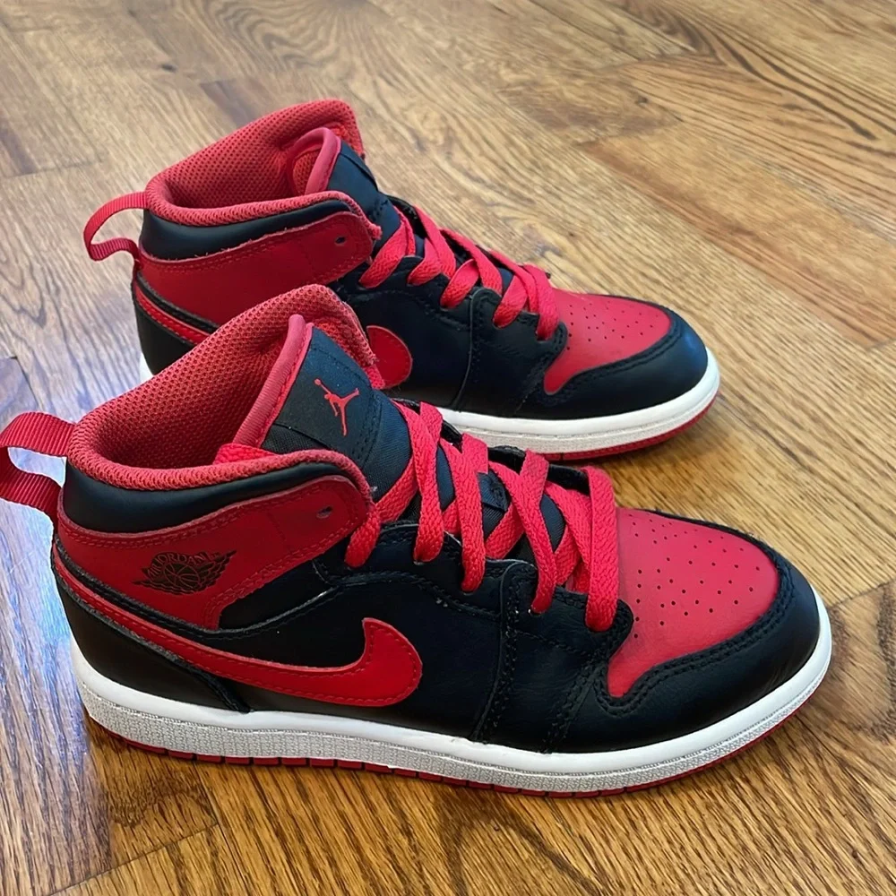 Jordan 1 Retro High Bred Sneakers/Shoes. Size 1Y. Like New Condition.